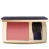 A close-up studio shot of an open Estée Lauder blush compact with a brush. Anteprima dell’immagine prodotto