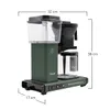 A green Moccamaster filter coffee machine with dimensions indicated by lines and text. Náhled obrázku produktu