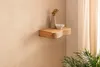 Wandregal Akazie Massivholz mit Schublade in Gesamtansicht an der Wand montiert, dekoriert mit Vase und Schale. Voir les images du produit