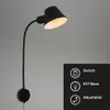 A black adjustable wall lamp with a flexible arm is mounted on a gray wall. To the right, there is a black overlay with white icons and text describing features. Produktbild-Vorschau