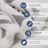 Close-up of a textured blanket with overlaid feature callouts. Produktbild-Vorschau