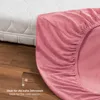 A pink fitted sheet is draped over a mattress, with a wooden floor in the background. A snowflake icon and text indicating it's ideal for cold weather are visible. Produktbild-Vorschau