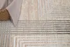 A close-up view of a rug with a geometric pattern. Voir les images du produit