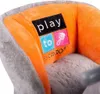 A close-up view of a tag on a plush toy. Voir les images du produit