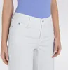 Close-up of the waist and upper legs of a person wearing white jeans. Produktbild-Vorschau