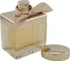 Chloé Absolu de Parfum geöffnet mit goldener Zerstäuberdüse, glänzender Deckel liegt rechts, verziert mit edler beigegoldener Schleife. Podgląd zdjęcia produktu