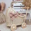 Puppenwagen aus Weide in der Farbe beige mit Bettwäsche Produktbild-Vorschau 4