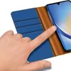 A hand is shown interacting with a blue and brown flip case for a smartphone. Produktbild-Vorschau