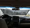 Schwarzes Mesh-Auto-Sonnenschutz über die Windschutzscheibe eines Autos gespannt, aus dem Innenraum betrachtet Náhľad obrázku produktu