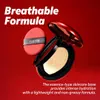 A makeup cushion compact and its puff are shown against a red background, with text highlighting its features. Voir les images du produit