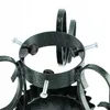 Close-up view of a green metal Christmas tree stand with bolts and black rubber feet. Anteprima dell’immagine prodotto