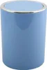 A pastel blue trash can with a silver rim and lid. Voir les images du produit