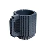 A dark gray mug designed to look like it's made of building blocks, shown from a slight angle against a white background. Anteprima dell’immagine prodotto