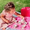 Vaisselle de pique-nique dans un panier rose Voir les images du produit 4