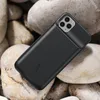 A black phone case is placed on a bed of rocks. Anteprima dell’immagine prodotto
