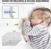 A sleeping baby next to a stack of acoustic panels, with graphics illustrating sound absorption. Produktbild-Vorschau