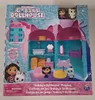 The image shows the packaging of a Gabby's Dollhouse playset, featuring the product itself, figures, and accessories. Produktbild-Vorschau