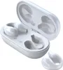 A white charging case for wireless earbuds is open, with one earbud inside and another resting outside the case. Anteprima dell’immagine prodotto