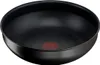 A black frying pan with a red circular logo in the center of the bottom. Anteprima dell’immagine prodotto