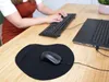 A person's hands are shown typing on a keyboard and using a mouse on a wooden desk. Anteprima dell’immagine prodotto