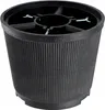 A black Christmas tree stand with ribbed sides and metal screws inside. Voir les images du produit