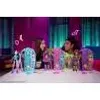 Two people are looking at a collection of Monster High Skulltimate Secrets Hauntlywood-Mysteries-Spielset toys. Náhľad obrázku produktu
