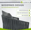 A close-up of a modern outdoor chair with text overlays highlighting its features. Produktbild-Vorschau