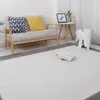Weiße und graue ineinandergreifende Schaumstoffbodenmatten bedecken den Wohnzimmerboden, mit Sofa und Beistelltisch im Hintergrund Náhľad obrázku produktu