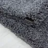 A close-up view of a gray shaggy rug. Anteprima dell’immagine prodotto