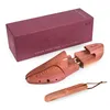 A cedar shoe tree and its packaging are displayed against a white background. Anteprima dell’immagine prodotto