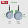 Two frying pans of different sizes are shown side-by-side with their specifications and recommended usage for different numbers of people. Produktbild-Vorschau