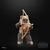 A Star Wars Black Series Wicket figure holding a bow and arrow against a black background. Anteprima dell’immagine prodotto
