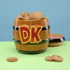 A Donkey Kong themed cookie jar filled with cookies, sitting on a light green surface with a light blue background. Produktbild-Vorschau