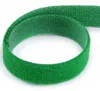 Detailansicht des 10 mm breiten grünen Klettbands mit Hakenseite und Flauschseite Back-to-Back. Produktbild-Vorschau