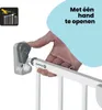 A hand is shown operating a safety gate mechanism. Anteprima dell’immagine prodotto