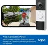 A video doorbell camera is shown next to a smartphone displaying a live feed of a person approaching a house. Produktbild-Vorschau