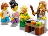 LEGO City residents at a fairground, with one person painting. Náhled obrázku produktu