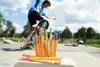 A collection of STABILO Fineliner pens in various colors are in the foreground, with a skateboarder in motion in the background at a skate park. Anteprima dell’immagine prodotto