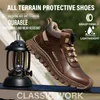 A brown work boot is shown in a close-up shot, with text overlays highlighting its features. Produktbild-Vorschau