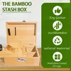 A bamboo stash box with various compartments and a combination lock, presented with marketing text and icons highlighting its features. Produktbild-Vorschau
