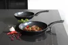 Two frying pans on a stovetop, one with food. Anteprima dell’immagine prodotto