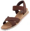 Auf dem Bild ist eine braune Sandale zu sehen die von der Seite betrachtet wird. Die Sandale hat ein schlichtes Design mit einem breiten Riemen und einer flexiblen Sohle. Produktbild-Vorschau