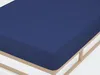 A close-up view of a dark blue fitted sheet on a light wooden bed frame. Produktbild-Vorschau