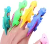 Fünf bunte Dinosaurier-Fingerpuppen in Blau, Grün, Gelb, Lila und Pink, auf einer Hand vor weißem Hintergrund getragen Produktbild-Vorschau