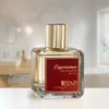 A perfume bottle is displayed on a white surface in front of a blurred bathroom background. Anteprima dell’immagine prodotto