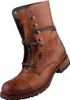 Auf dem Bild ist ein brauner Stiefel zu sehen der von der Seite abgebildet ist. Der Stiefel hat eine robuste Sohle und eine auffällige Nahtstruktur.