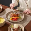 Eine Frau benutzt das Besteck auf dem Teller. Náhled obrázku produktu
