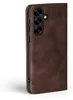 A close-up side view of a brown leather flip phone case for a Samsung Galaxy S25. Produktbild-Vorschau