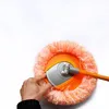 Oranger Mikrofaser-Staubwedel-Kopf mit grauem verstellbarem Gelenk und orangem Stiel, von einer Hand gehalten Produktbild-Vorschau