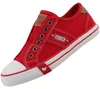 Auf dem Bild ist ein roter Freizeitschuh abgebildet der von der Seite zu sehen ist. Die Sohle und die Schnürsenkel sind deutlich erkennbar was dem Schuh ein sportliches Aussehen verleiht. Produktbild-Vorschau